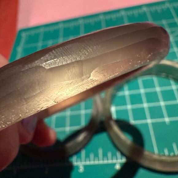 Set of 3 iridescent beige rose silver metallic lucite bangles - Picture 6 of 7